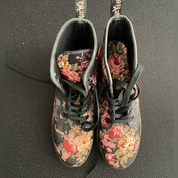 Doc Marten’s Shoreditch floral pattern canvas boots sz 7 (US) 38 (EUR) - Picture 6 of 13